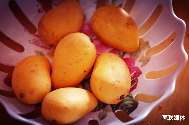 水果|女人若经常吃这4种水果，皮肤可能会越来越差，可不是骗你