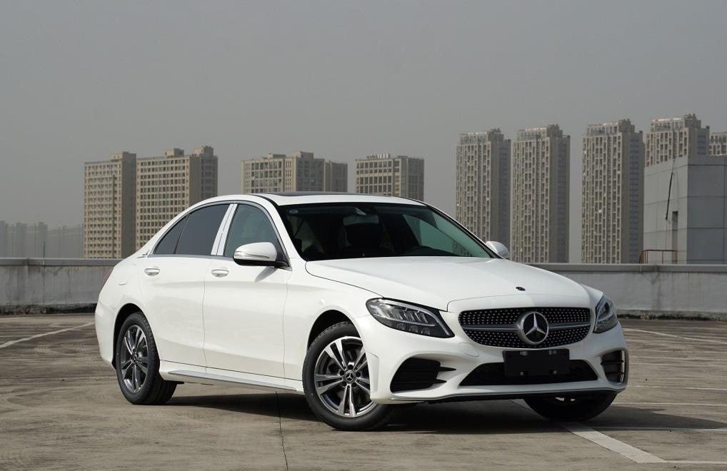 「奥迪A6L」全新“小号奥迪A6L”已上市，轴距超2米9，全系2.0T，还看奔驰？