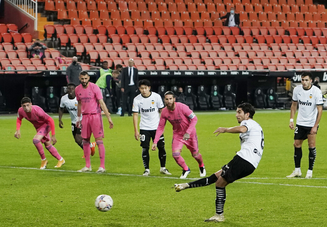 点球|神剧情！乌龙球+3点球！西甲卫冕冠军被灌4球，齐达内太郁闷了