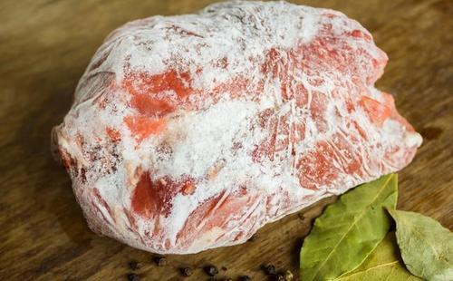 [冻肉]从冰箱里拿出的冻肉，千万别加水泡，学会这招，吃着就跟鲜肉一样