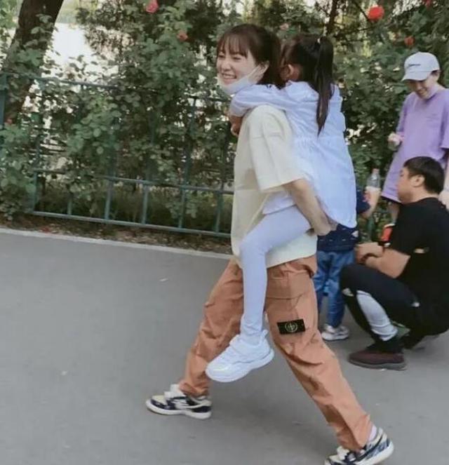 李小璐|李小璐甜馨穿母女装挑战妈妈力，单肩扛女儿腿发抖，甜馨体重遭吐槽