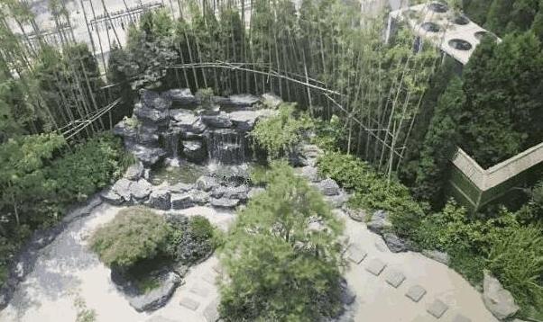 ?带你看看李连杰住的豪宅，颇有欧洲建筑物的范，可惜无人居住了