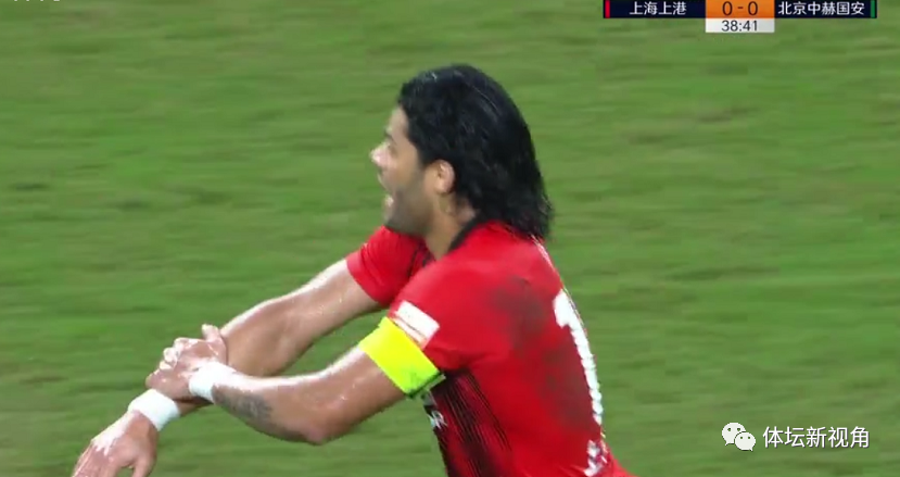 北京国安|中超焦点战，球员3分钟两次围住裁判，上港点球无争议！