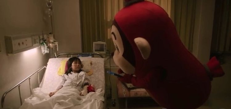 8岁女孩被恶魔侵犯，导致身体重创，父母得知真相后崩溃了