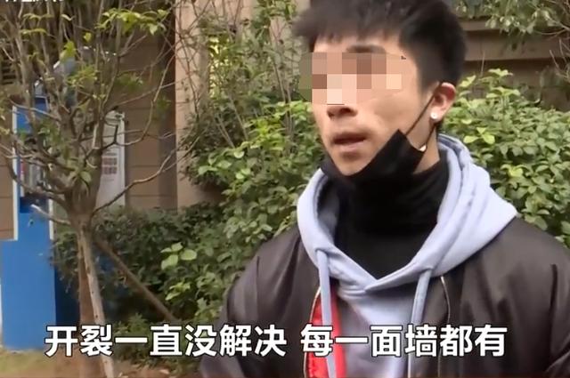 开发商通知业主拿房产证，不料却被物业扣住，更是提出霸王条款