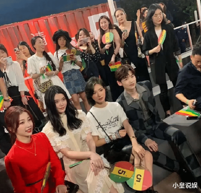 lv|LV秀场像菜市场开业，明星人手一把扇子，中国元素成四不像