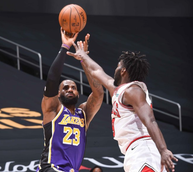 公牛队|一场险胜！詹姆斯28分，戴维斯不打，却让湖人明白一个道理