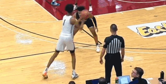 『昆明』姚明马布里观战，2米22余嘉豪上来就压制全场，率U17逆转大胜U18国青