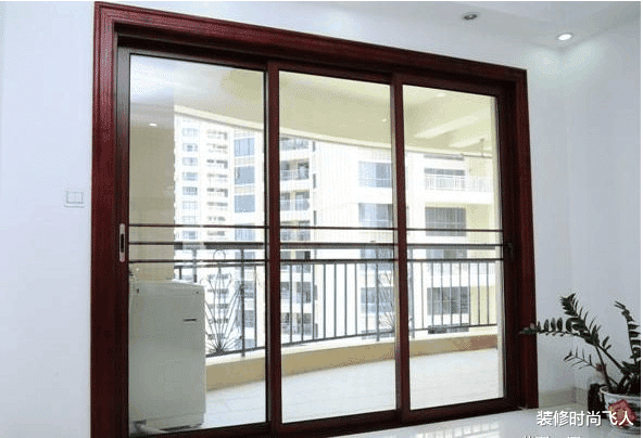头次见阳台不装推拉门装这个，实用又好看，真后悔我家没早点发觉