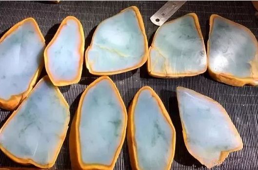 『雕刻』半山半水的大马坎翡翠赌石，开出黄加绿不说，成品更是禅意满满！