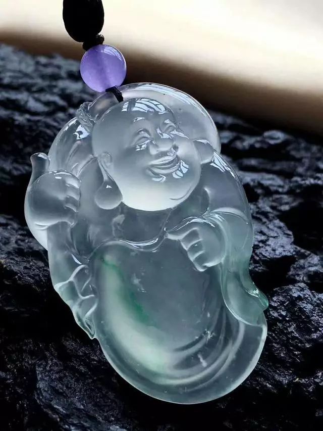 『翡翠』老大爷嫌自己佩戴的翡翠水头不太好，将其用水一泡，结果揪心了！