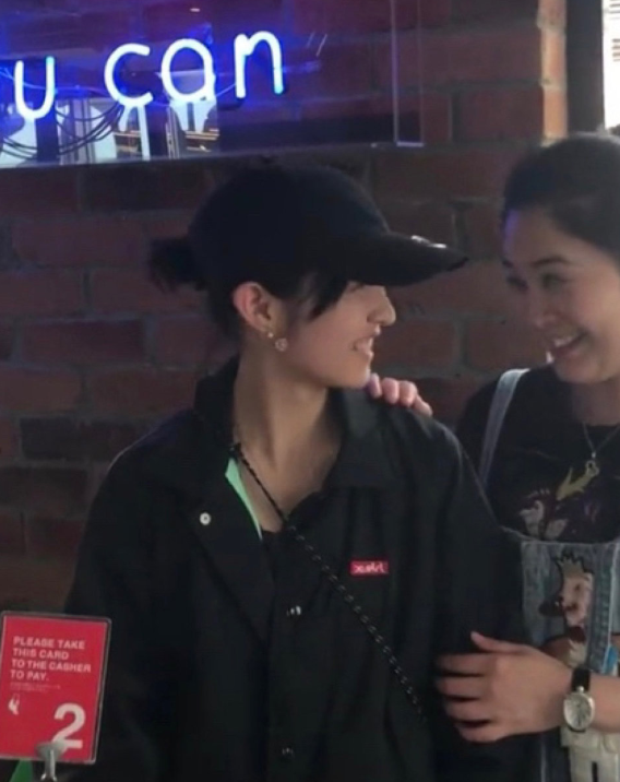 张子枫|张子枫高考完刚出校门就被家长怼脸拍,失去美颜后,真不愧是少女