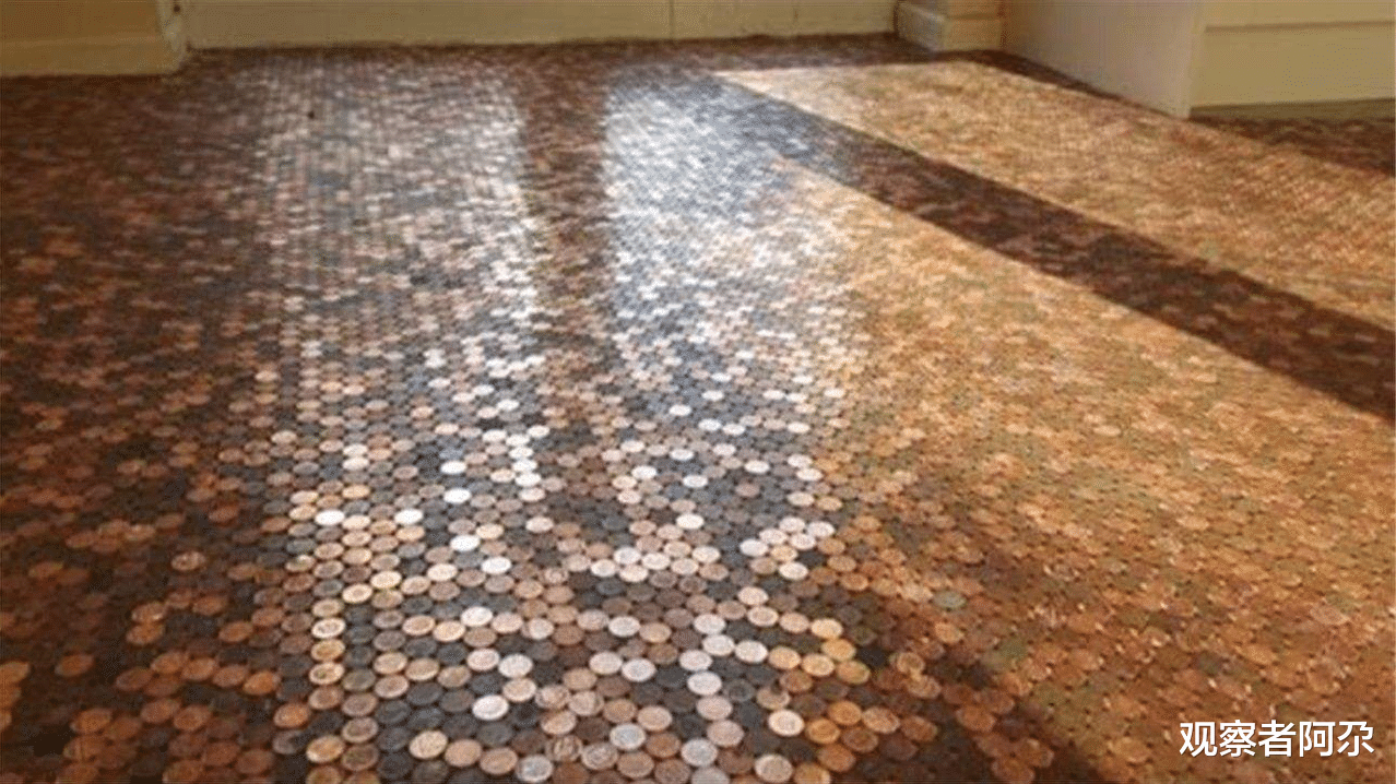 :男子有钱到用硬币来做地板,现在变成什么样子了?后悔都没有用了。