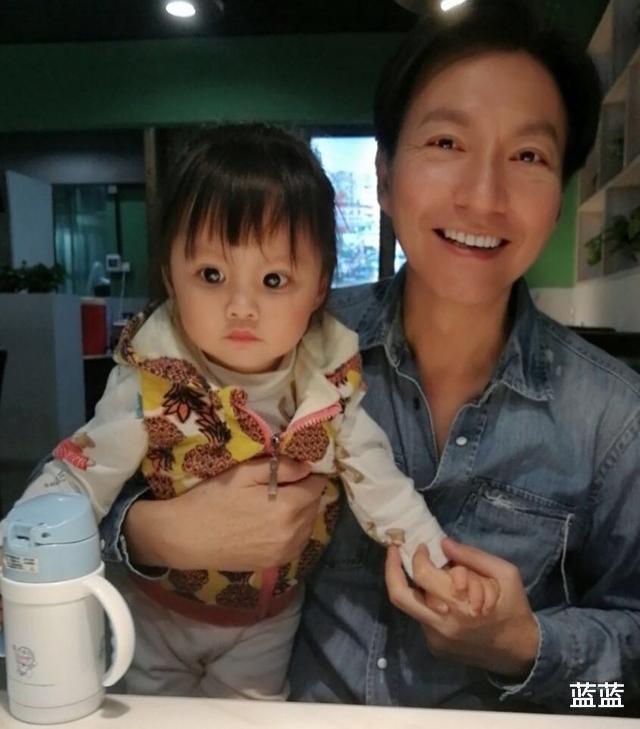 曾航生|56岁香港男演员闪婚内地姑娘，直言：我不富裕，但会为了女儿努力