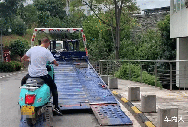 |6.7万Vespa踏板运回上海,挂的是沪A牌,卸车时师傅还摔车了