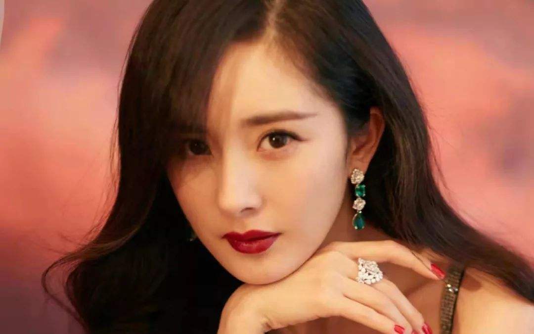 杨幂|当33岁的张雨绮,遇到34岁的杨幂,两人同穿旗袍时,差距拉开了