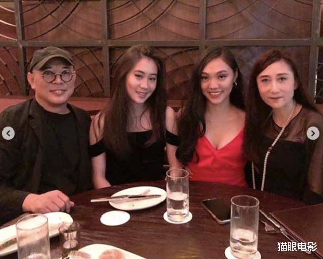 李连杰▲李连杰57岁生日当天晒全家福，妻子利智罕见出镜，女儿养眼气质佳