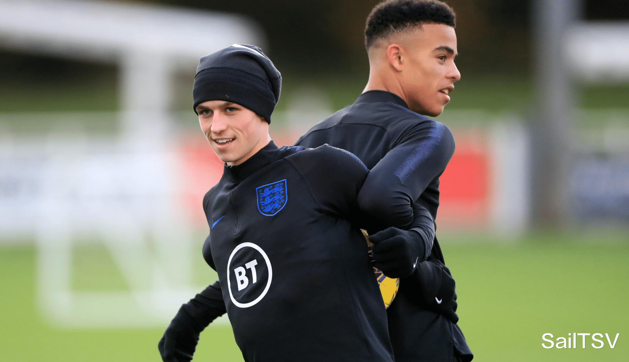 英格兰队|曼市双子星被踢出英格兰国家队，一人主动认错，一人选择逃避