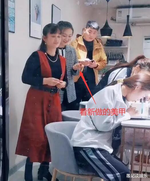 短发|朱之文美女亲家母曝光，婚后带女儿做黑色美甲，比女儿更像赵丽颖