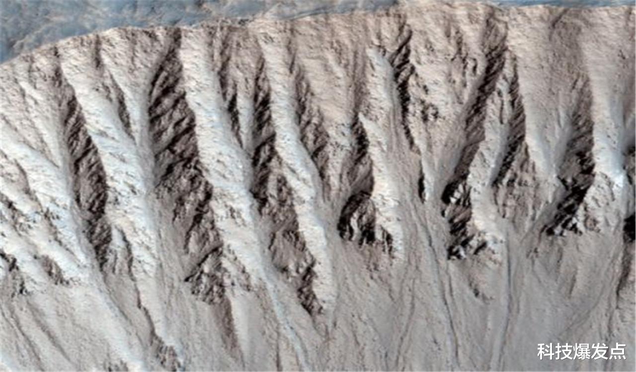 火星|火星上有物体在奔跑？好奇号在陨石坑中有发现，难道上面有生命？