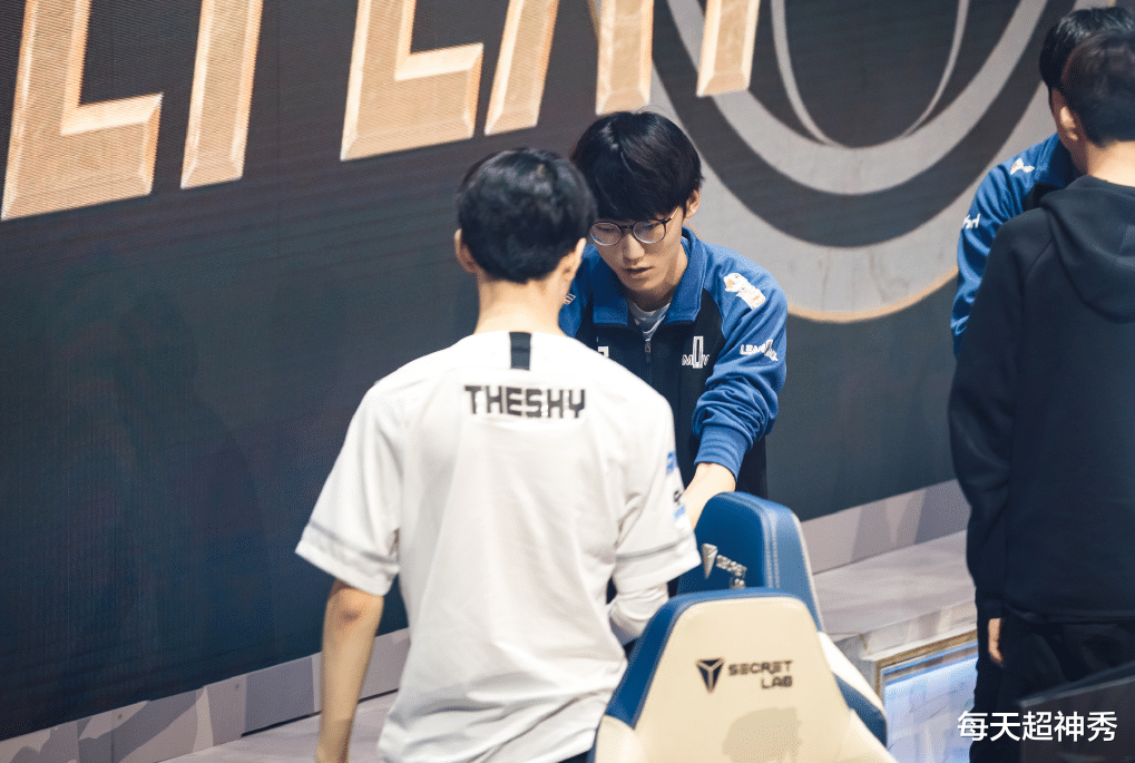 theshy|不愧是Theshy！未能如愿拿到卡牌后，使用上单女警Carry全场