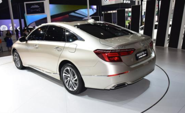 「国产车」“大号思域”终于上市！比雅阁彰显运动，大溜背帅气，还便宜2万