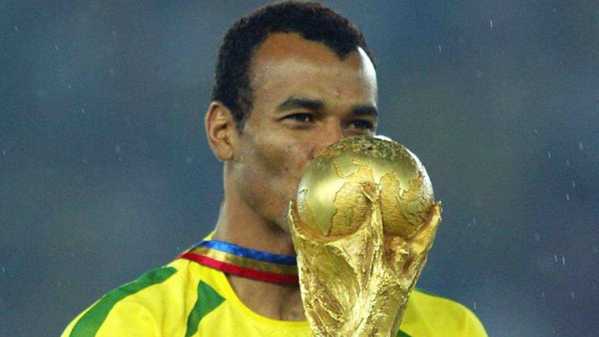 【巴西队】卡福:在梅西的前辈中,只有马拉多纳的技术,能压倒所有巴西球员