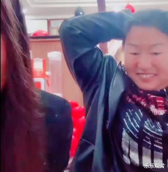 五条人|大衣哥儿媳妇进入网红界：带大衣嫂一起做直播，婆媳配合很默契