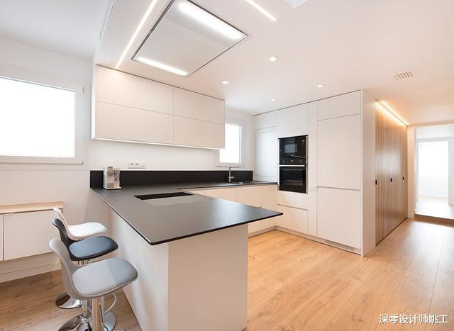 |都是开门见厅，他家很聪明，靠边做柜子，顶天立地刚好也是书柜