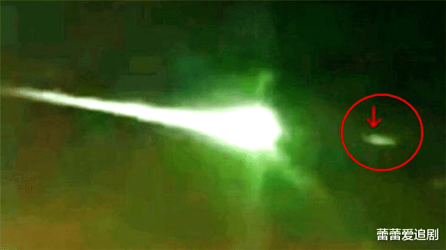 「陨石」巨型陨石在坠地前，被不明飞行物摧毁，是外星人在拯救人类？