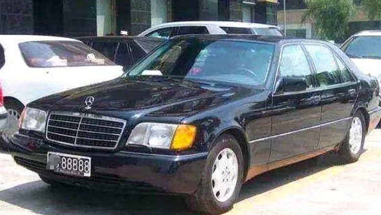 豪车▲王思聪豪车成群也不及老爸这一辆！26年没舍得换，车牌比车还贵