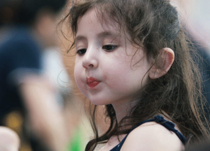 「英国」英国女娃在中国待7年！回国两天后表示受不了，知道原因后爷爷笑晕在厕所