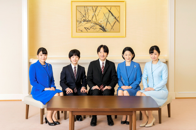 2021年日本皇室最新全傢福，創下歷史尷尬紀錄，合影一分為三-圖2