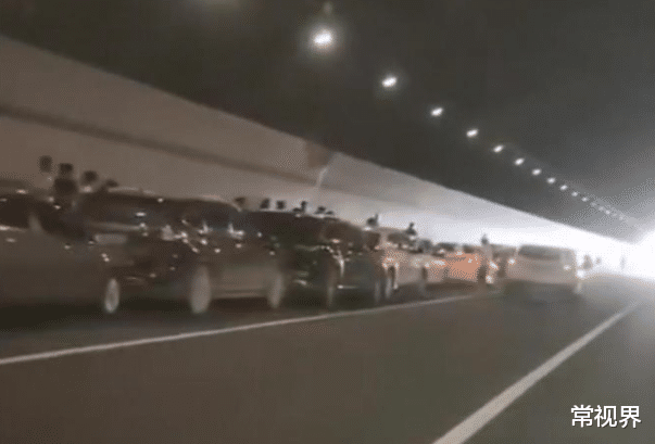 常视界|广东东莞一隧道发生20多辆车连续追尾，司机无奈下车等待，场面太壮观！