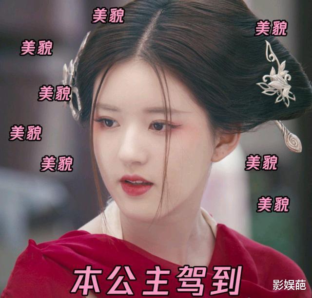 赵露思■“陈芊芊”赵露思现代照太会穿，双马尾配百褶裙，比初中生还嫩