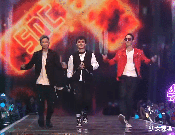 王一博|街舞总决赛，镜头不经意扫过王一博，这颜值“撕漫男”没错了