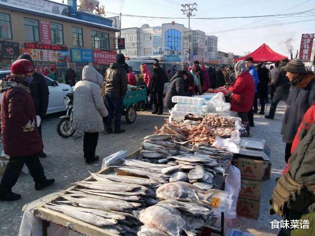 猪蹄|农村集市的冷冻猪蹄很便宜，一斤才卖8块钱，个又大，哪里来的？