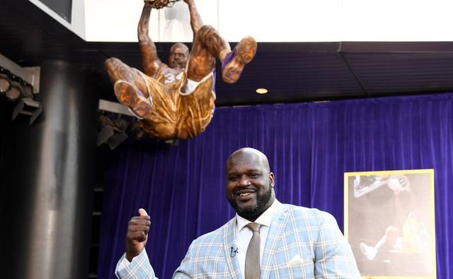 迈克尔·乔丹@雕像上被骑扣的是谁？设计师亲自解释：只有他才配得上被乔丹骑扣