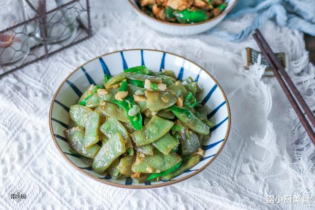 「扁豆」?天气潮湿闷热，吃它正合适，简单易做还祛湿，大人小孩都爱吃