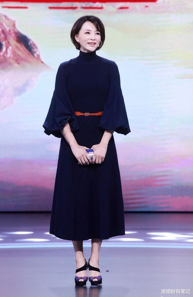 短发■素颜的董卿太真实,短发微卷搭配印花裙意外显老,妆前妆后差别大