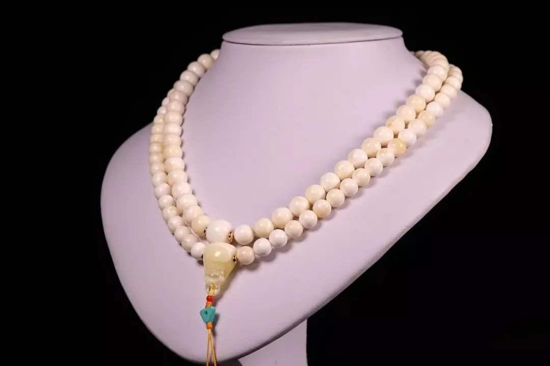 文玩|看见佩戴这4种文玩的,可别小看了,这可是家里有矿的大玩家