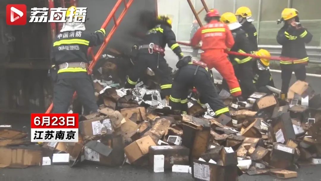 车澈@货车侧翻起火，一车Iphone手机就这么…烧烧烧了