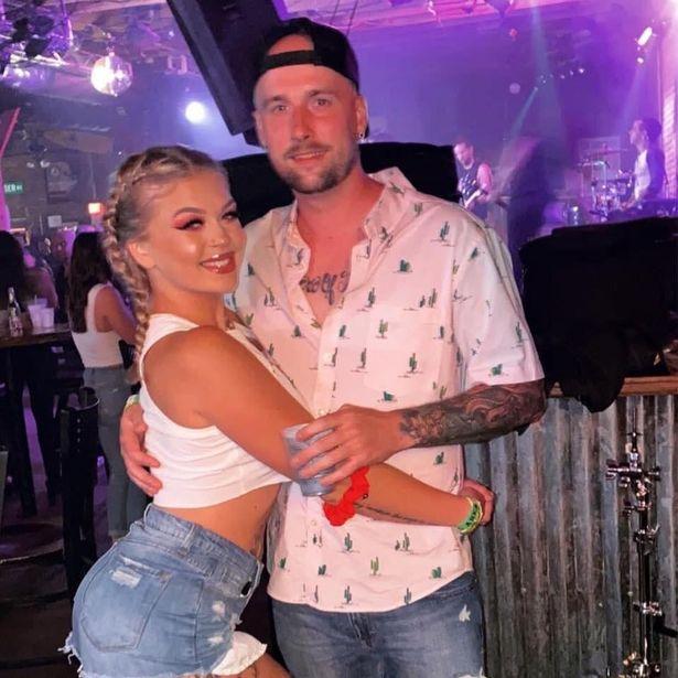 |女友跟了老板，被甩的美国男子很生气，想出一招来嘲讽对方