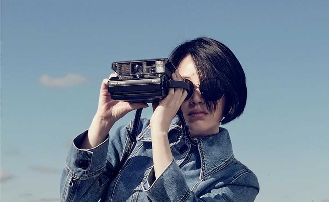 牛仔|许晴太会赶时髦了，剪了短发一身牛仔打扮，配中筒靴美到骨子里