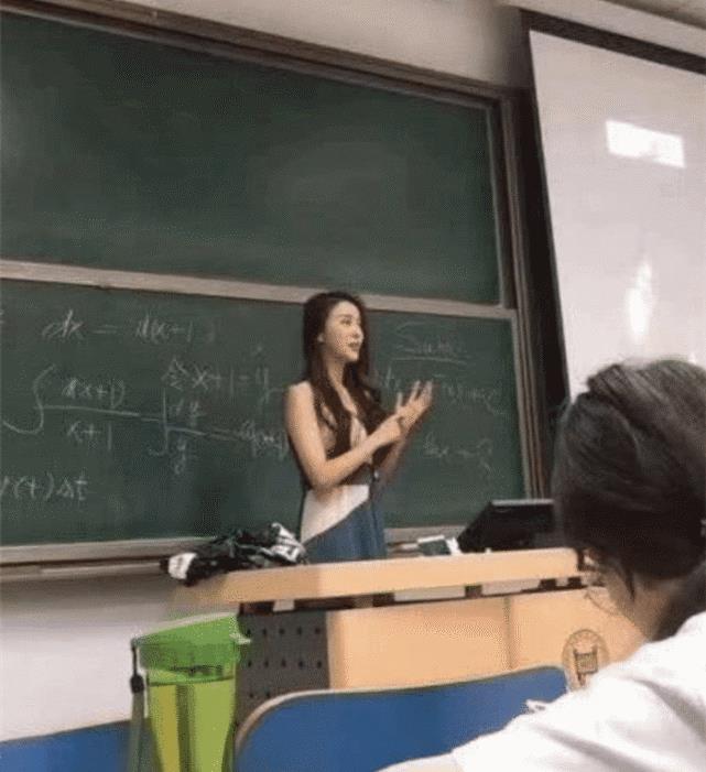 「撞脸」大学女老师因高颜值火了，撞脸女星金喜善，学生都抢着来上课！