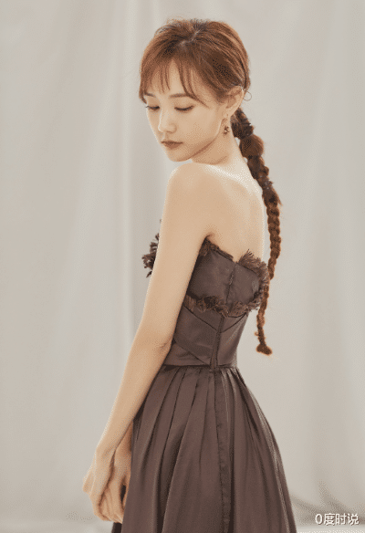 「李一桐」49岁陈建斌搭档29岁李一桐，穿上情侣装，网友：像亲子装