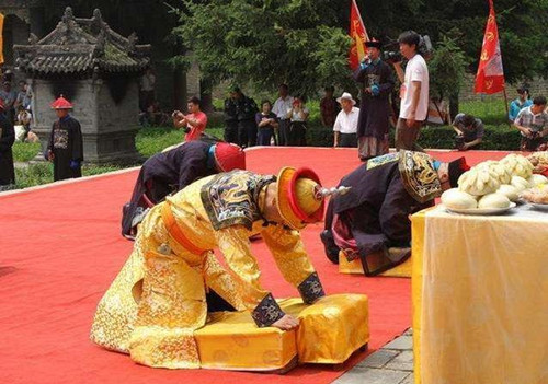 爱新觉罗嫡系后人,在北京蹬38年三轮车,自称王爷,一小时要价150块