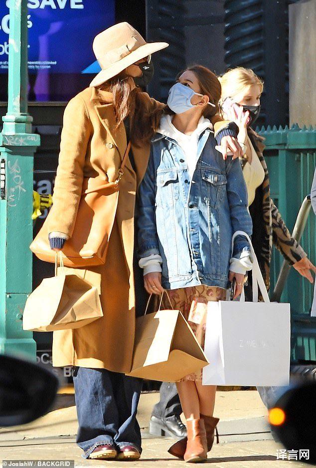 街拍|14岁小苏瑞久违出街，光腿穿裙亭亭玉立，前阿汤嫂罕见不谈恋爱宠女儿