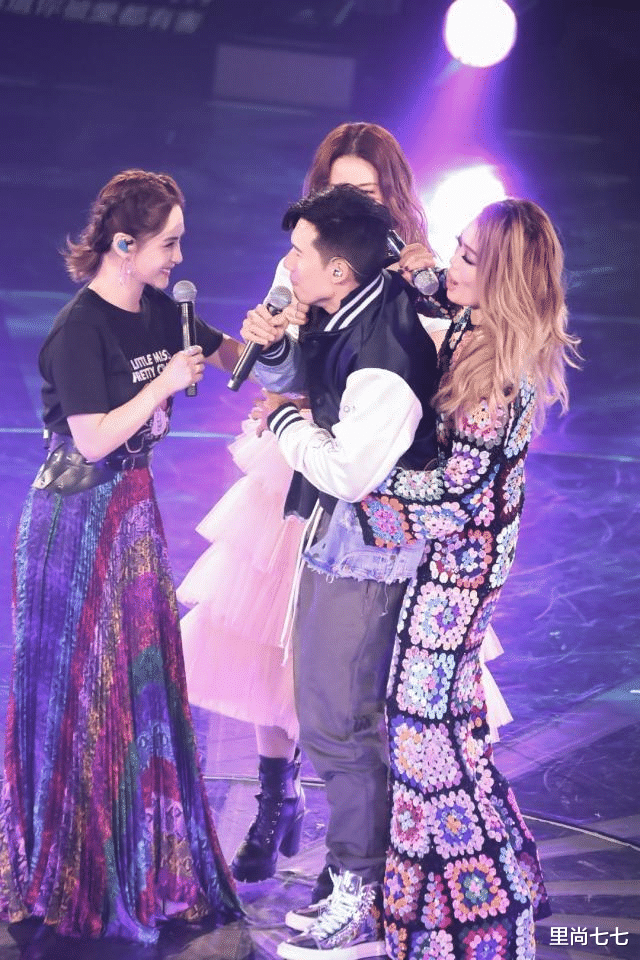 『阿娇』阿娇阿Sa紧急返港，穿防护服包裹严实认不出，宁愿在家也不在国外