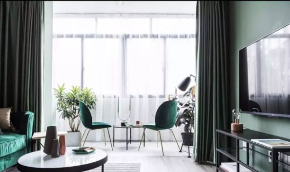 ▲客厅和阳台打通后，窗帘这样挂才更美观又实用！你家挂对了吗？